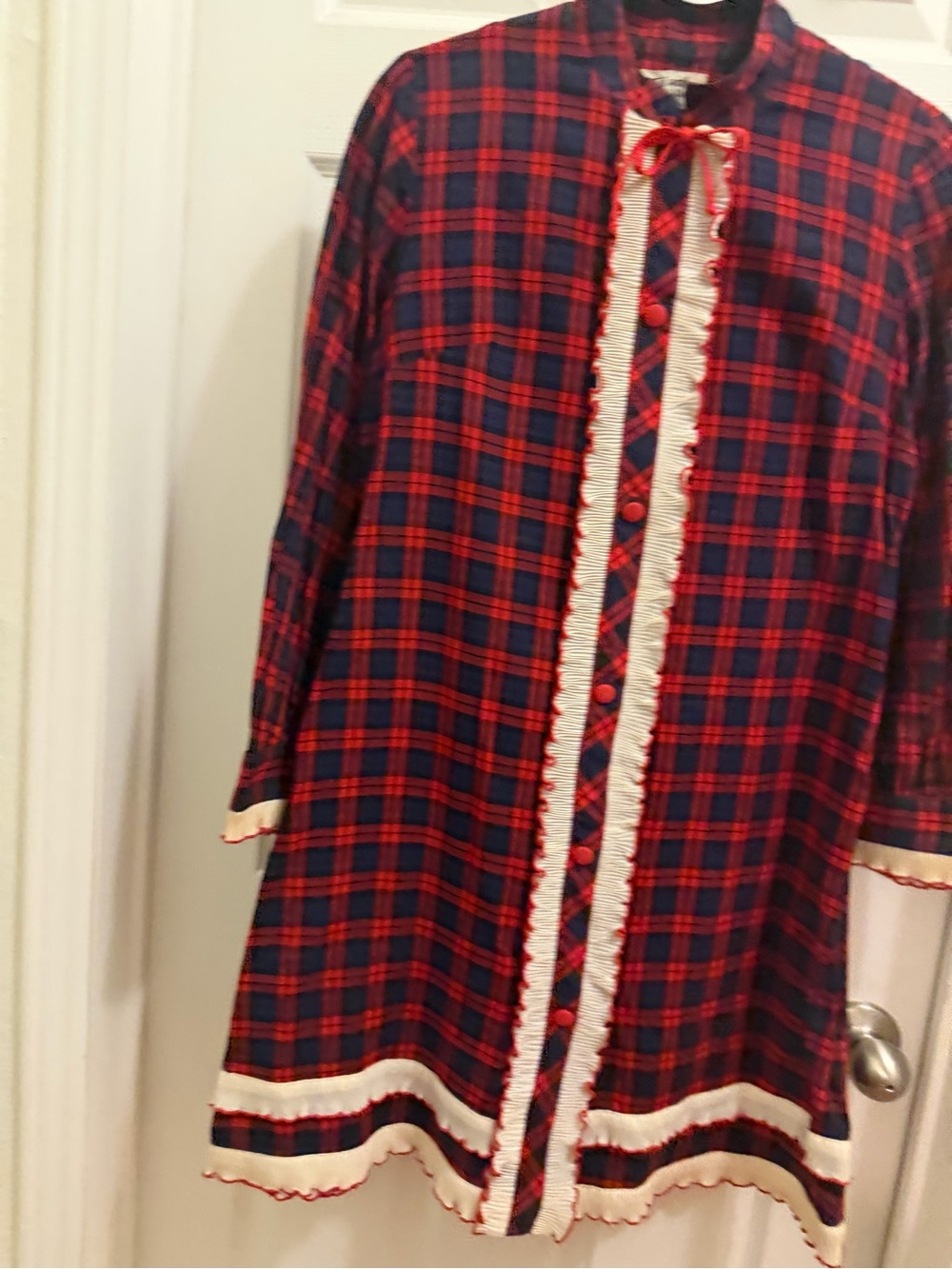 Vintage Plaid Button-Front Dress with Lace Trim - Red & Navy